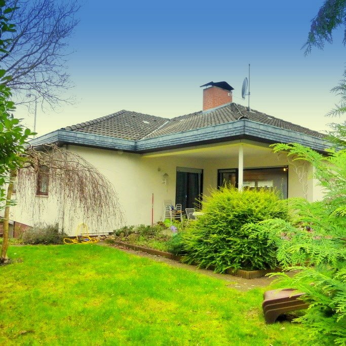 Foto Walmdachbungalow in Lachen-Speyerdorf