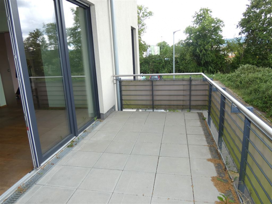 gro�fl�chiger Balkon mit Markise Etagenwohnung Neustadt