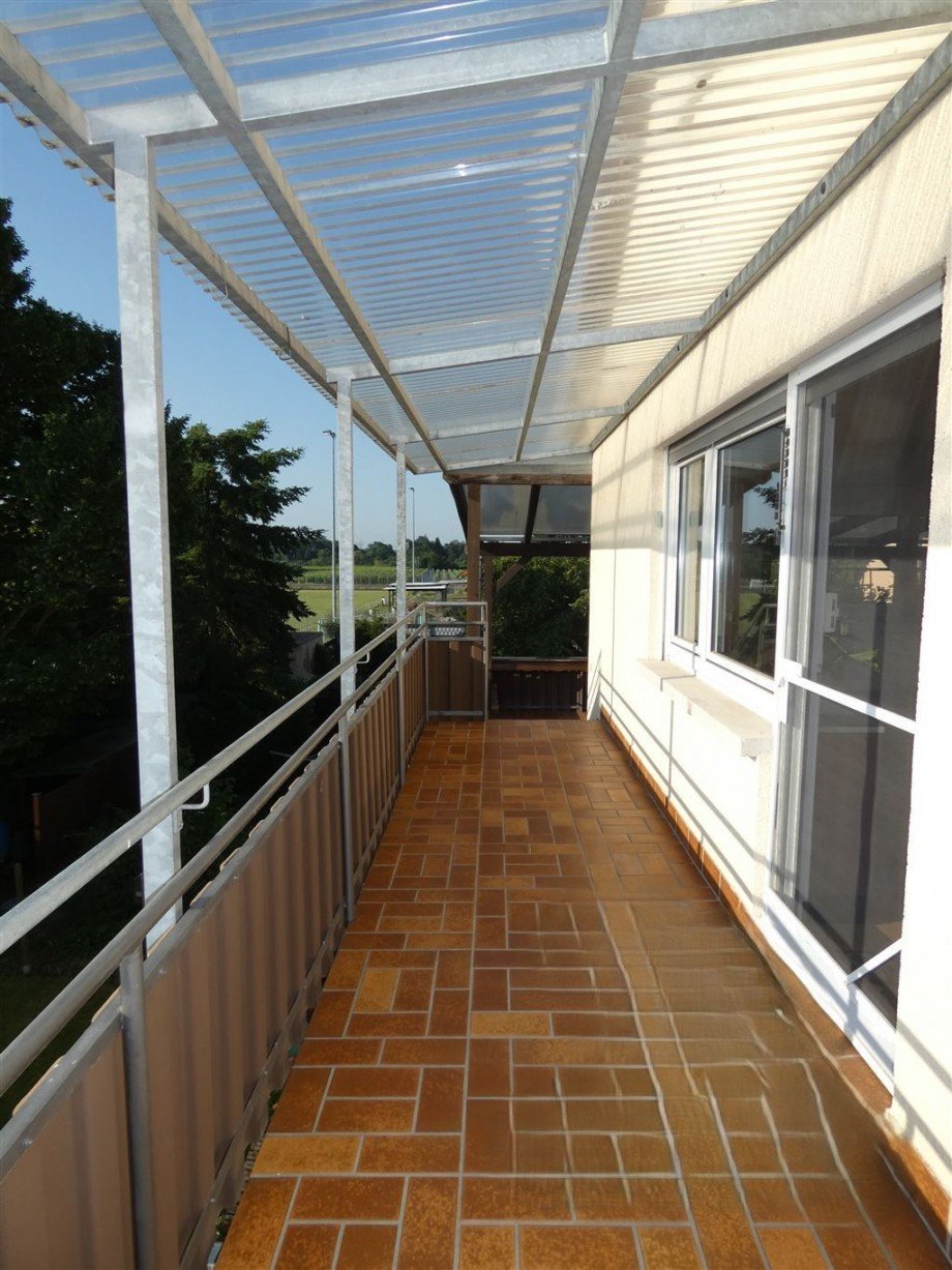 �berdachter Ostbalkon Mehrfamilienhaus Neustadt