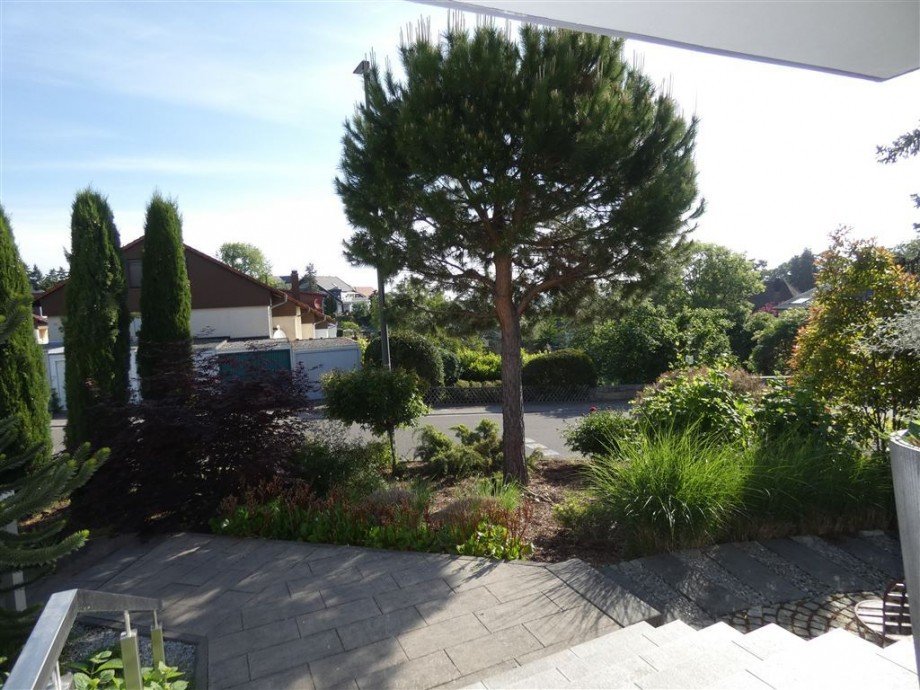 atmosph�rischer Vorgarten Einfamilienhaus Neustadt