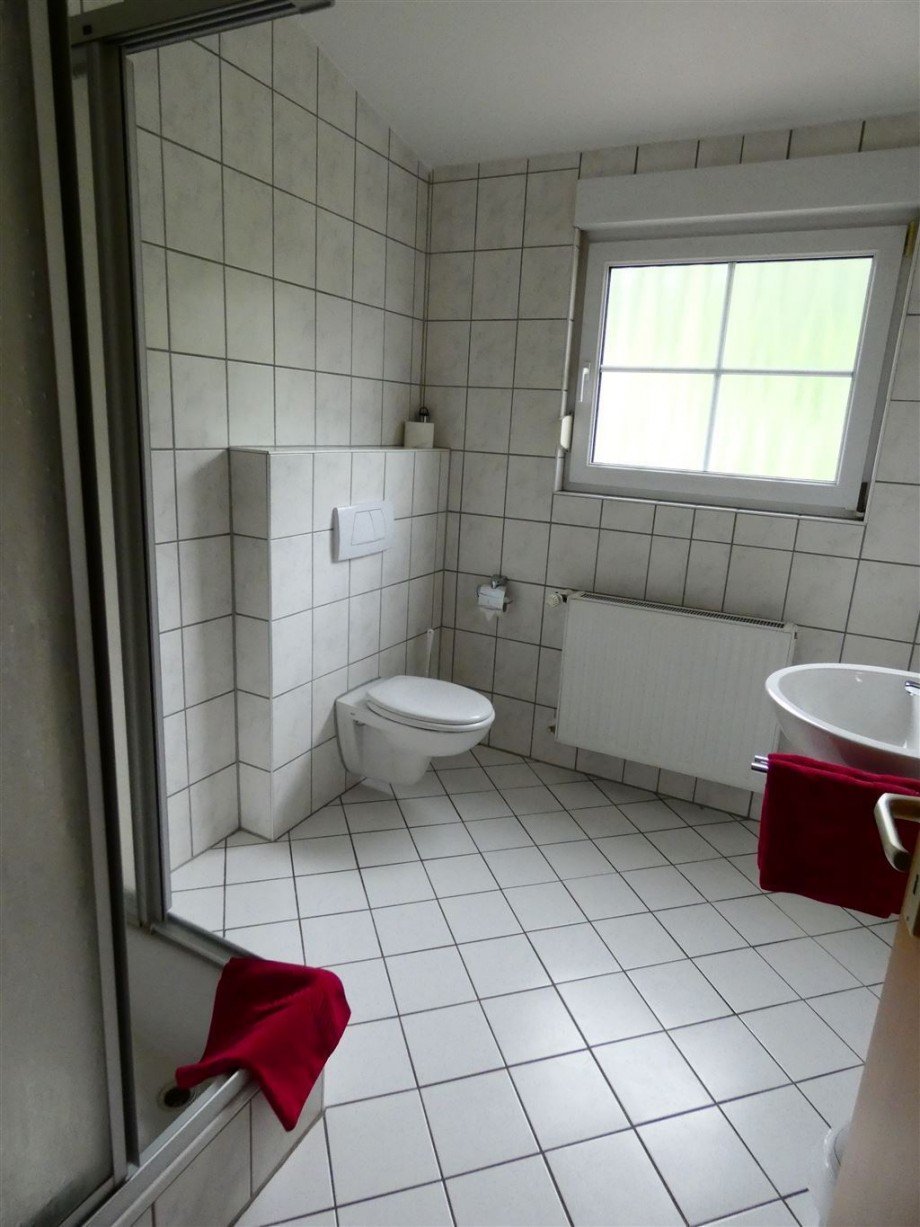 gepflegte B�der Mehrfamilienhaus Lindenberg , Pfalz