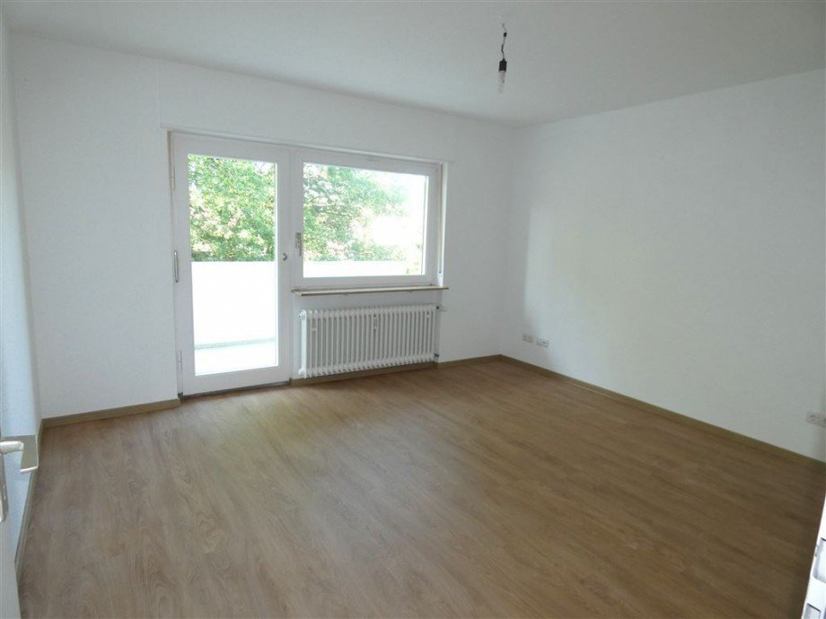 Wohnzimmer mit Zugang zum S�dbalkon Etagenwohnung Neustadt