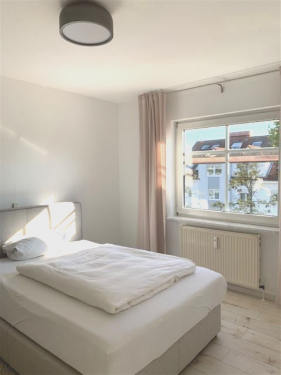 Schlafzimmer mit Boxspringbett und Kleiderschrank Etagenwohnung Frankfurt