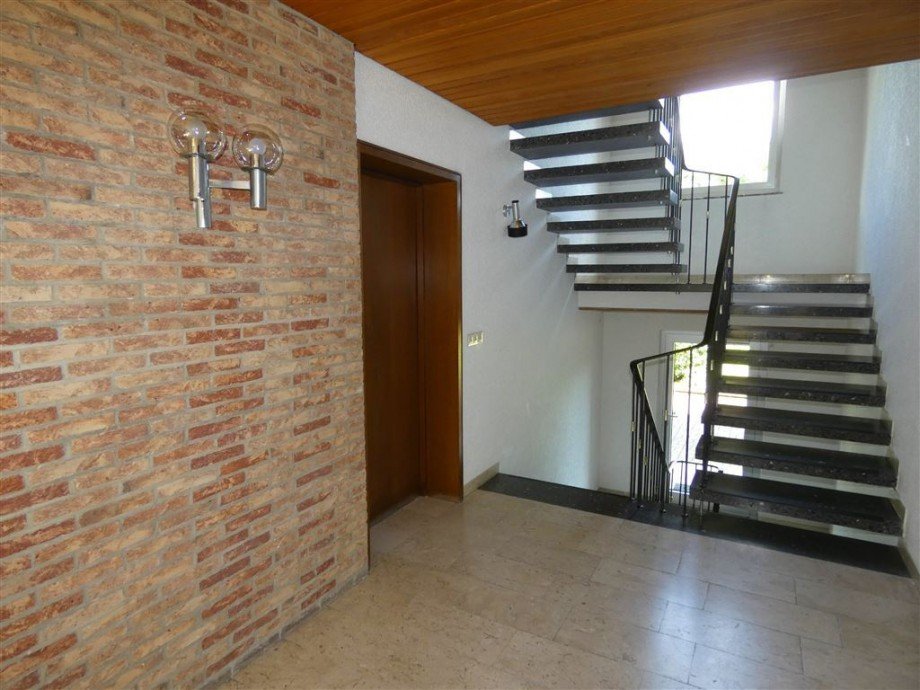 gepflegtes Treppenhaus Terrassenwohnung Neustadt