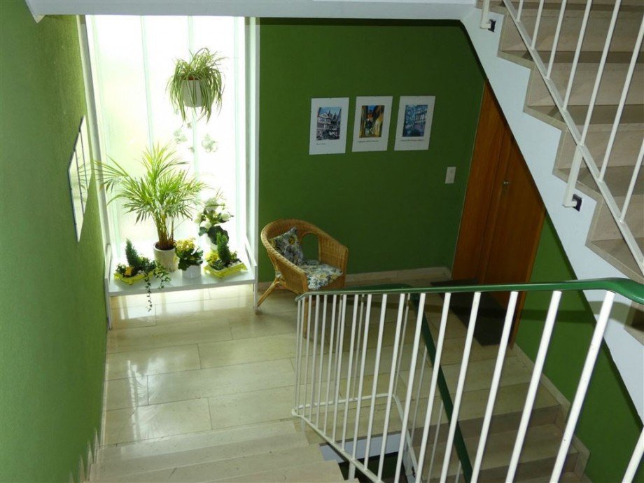 Treppenhaus mit Reinigungsdienst und Hausmeisterse Etagenwohnung Neustadt