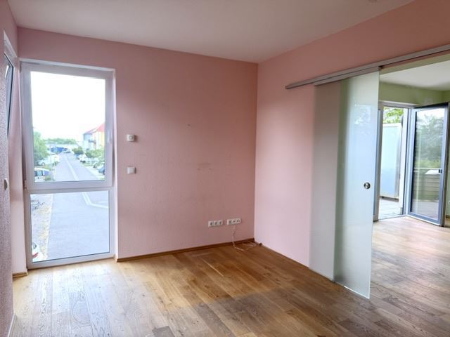 helles Schlafzimmer mit moderner Schiebet�r Etagenwohnung Neustadt
