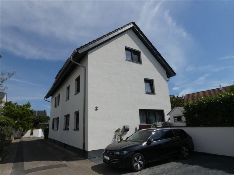 Aussenansicht mit 2 Stellpl�tzen Deidesheim Einfamilienhaus VERKAUFT - gepflegte Doppelhaush�lfte - im Herzen von Deidesheim