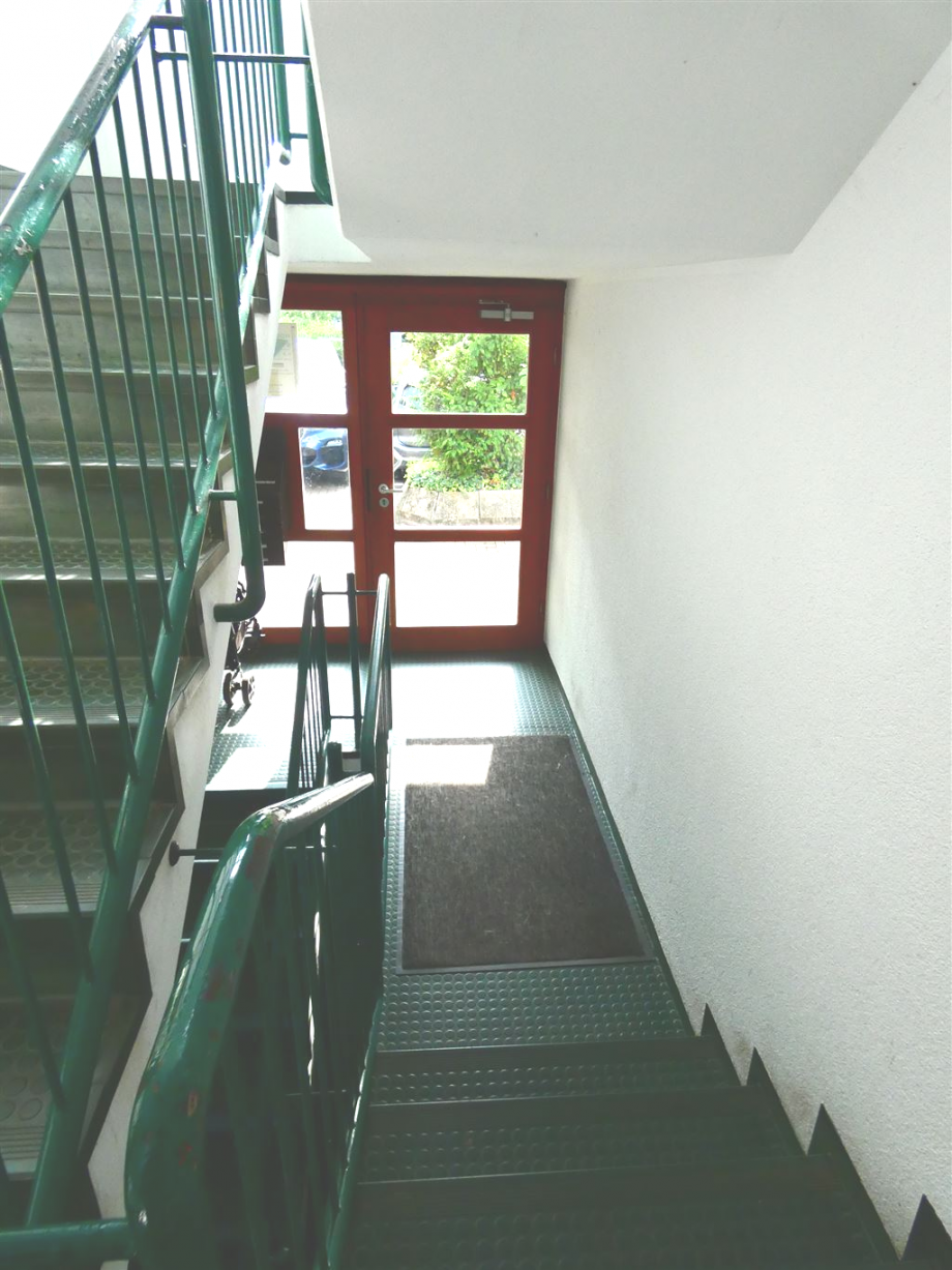 Hausflur und Eingangst�r Etagenwohnung Deidesheim