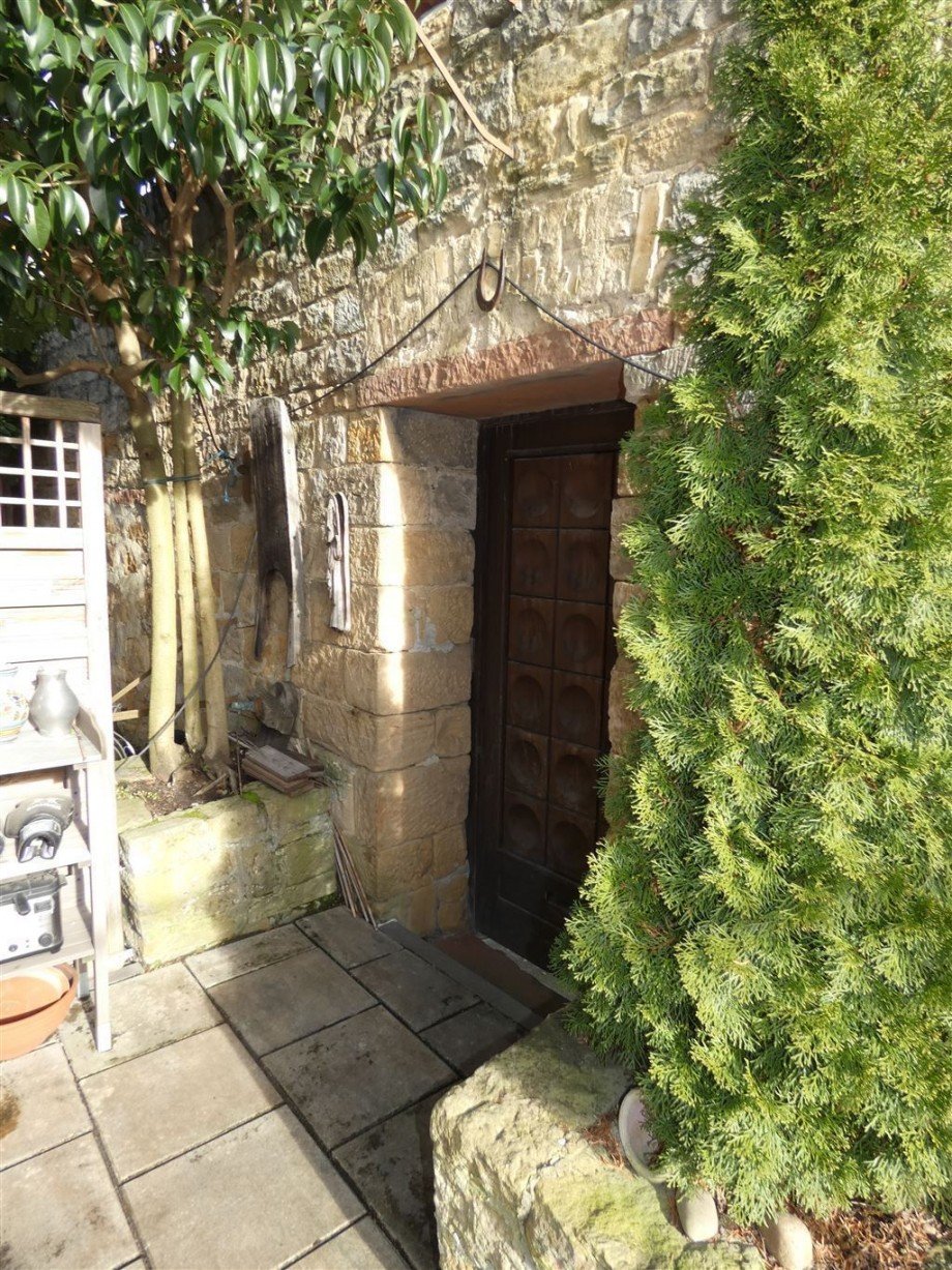 Innenhof mit atmosph�rischer Sandsteinmauer Einfamilienhaus Deidesheim
