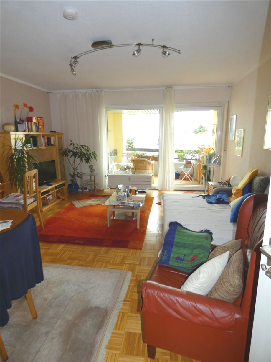 Wohnzimmer mit Zugang zur Loggia Etagenwohnung Neustadt