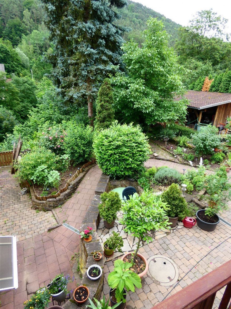 Blick in den Garten Mehrfamilienhaus Lindenberg , Pfalz