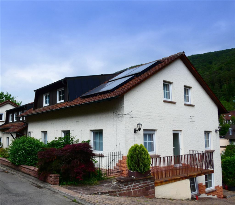 Ansicht Stra�enseite Lindenberg , Pfalz Mehrfamilienhaus VERKAUF - derzeitiges G�stehaus inmitten des Pf�lzerwaldes Lindenberg - Kreis Bad D�rkheim