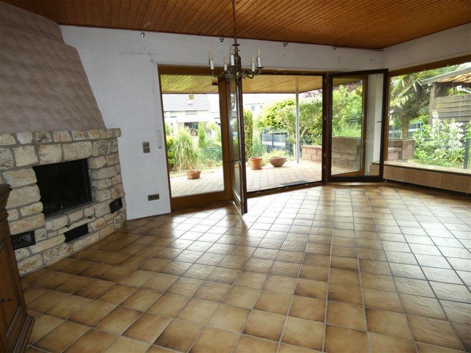 lichtdurchflutetes Wohnzimmer mit Zugang zur Terra Bungalow Otterstadt