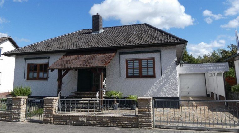 Hausansicht mit Carport Ha�loch , Pfalz Bungalow VERKAUFT - Modernisierter Walmdachbungalow mit Wohlf�hlgarantie