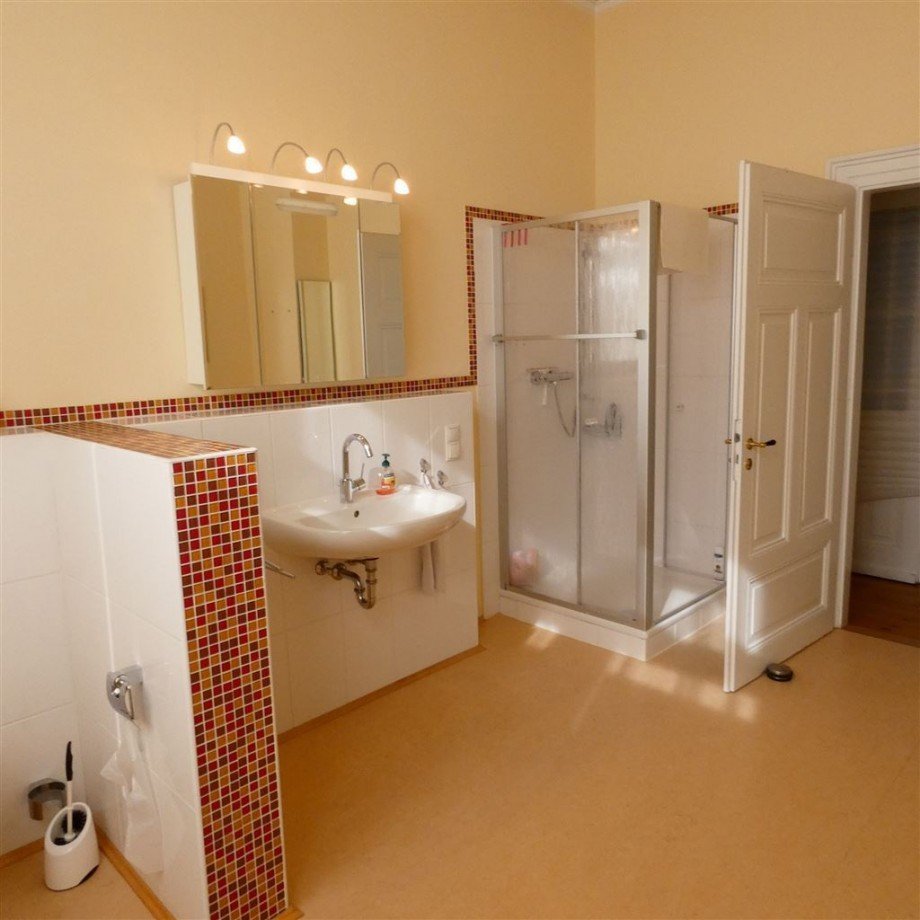 Tageslicht-Duschbadezimmer mit M�bel Etagenwohnung Neustadt