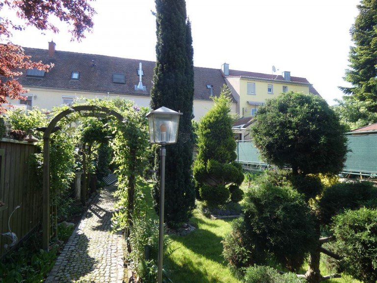 Blick vom Garten auf Hausanlage Landau in der Pfalz Reihenhaus VERKAUFT-Gepflegtes Anwesen in Landau in der Pfalz - Reihenmittelhaus in ruhiger Lage