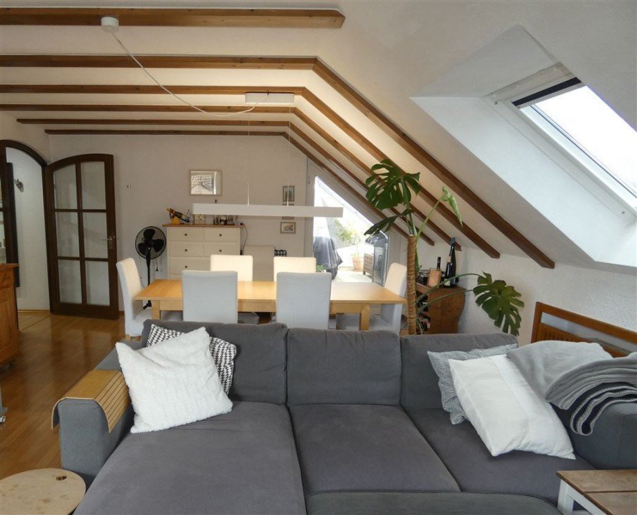 Wohn-Esszimmer mit Zugang zur Dachloggia Dachgeschosswohnung Deidesheim