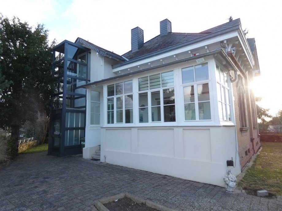 Hausansicht mit Aufzug Villa Bad D�rkheim