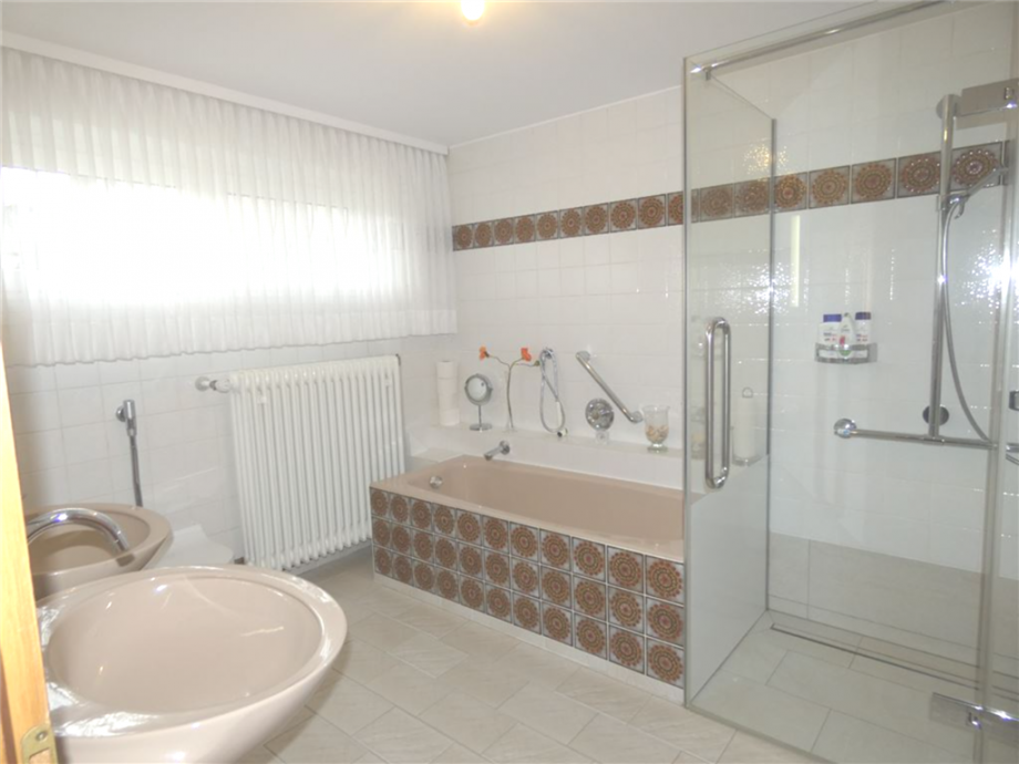 Tageslicht-Badezimmer im EG Einfamilienhaus Neustadt