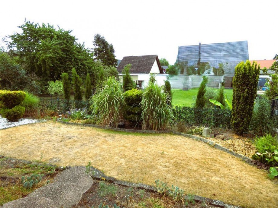 Blick von Terrasse auf gepfl. Nachbarschaft Bungalow Otterstadt