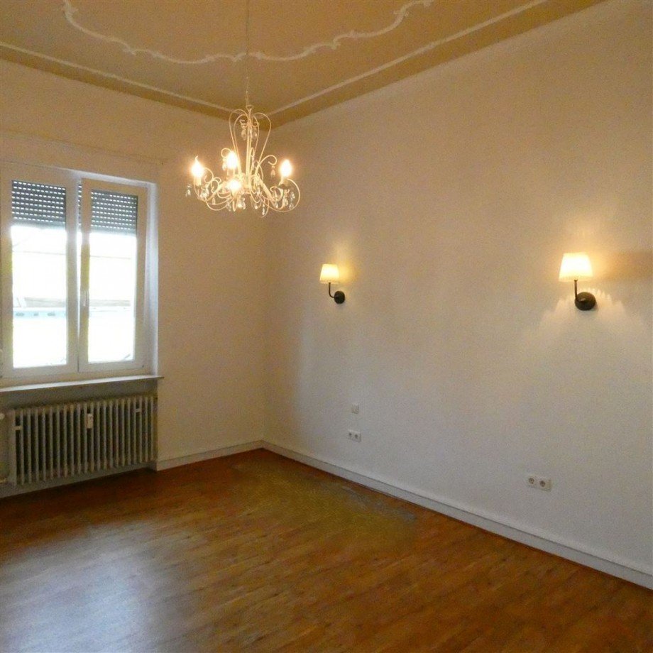 Zimmer mit Stuckelementen und Kronleuchter Etagenwohnung Neustadt