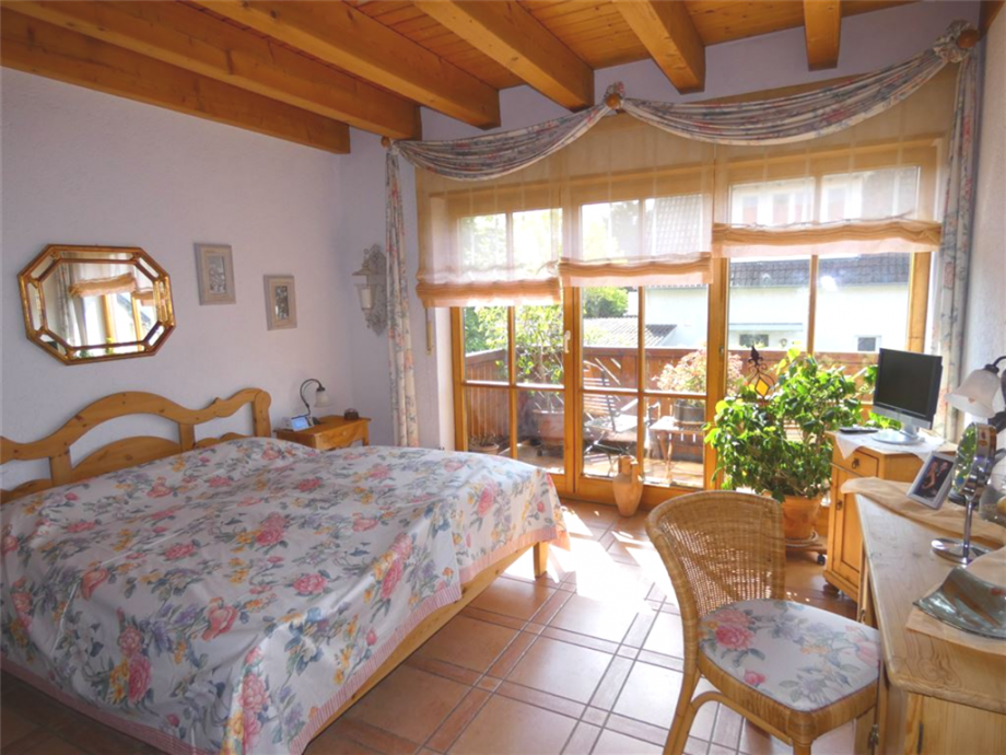 Schlafzimmer mit Zugang zum S�dwestbalkon Einfamilienhaus Wachenheim an der Weinstra�e