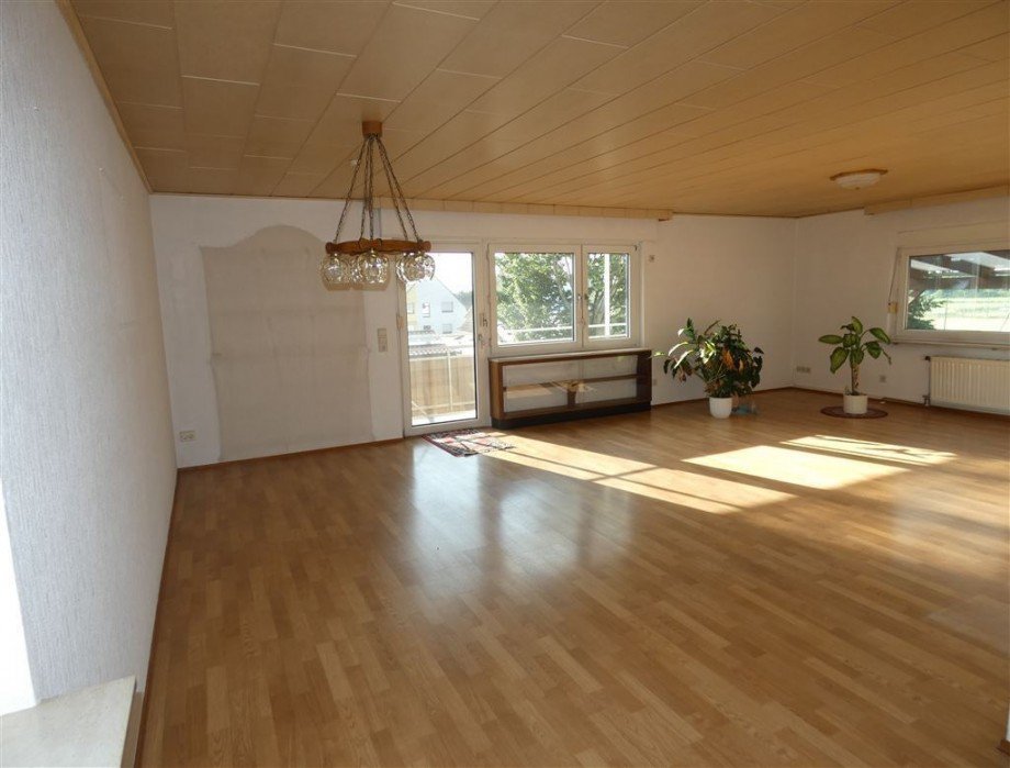 Wohn-Esszimmer mit Zugang zum Ostbalkon +Terrasse Mehrfamilienhaus Neustadt