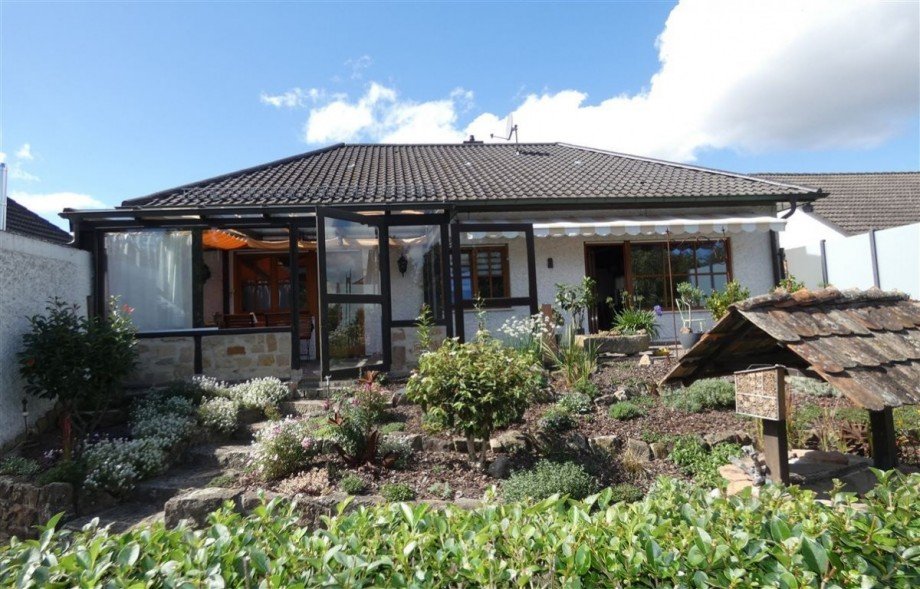 Ostansicht mit Garten Bungalow Ha�loch , Pfalz