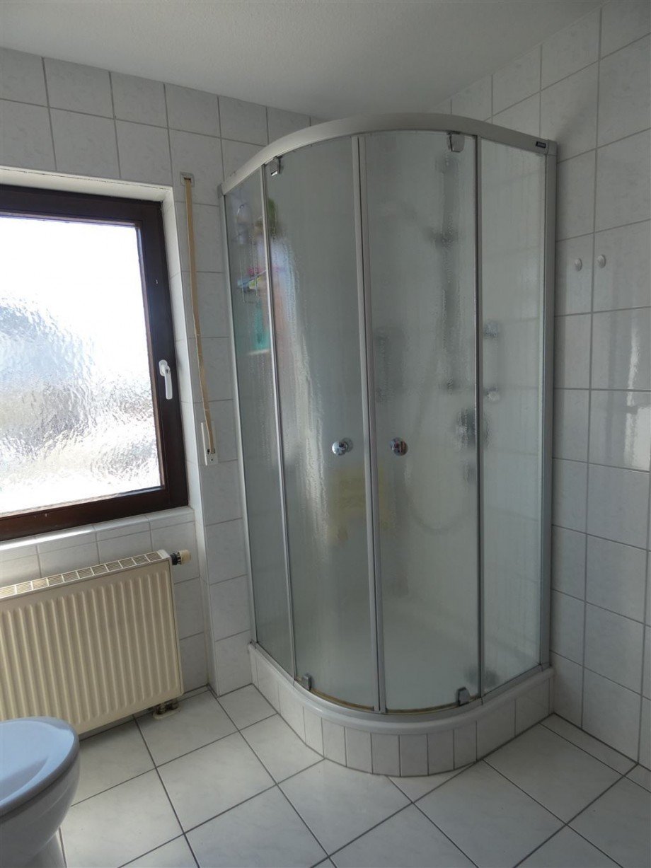 Badezimmer mit Dusche und Tageslicht Etagenwohnung Gr�nstadt
