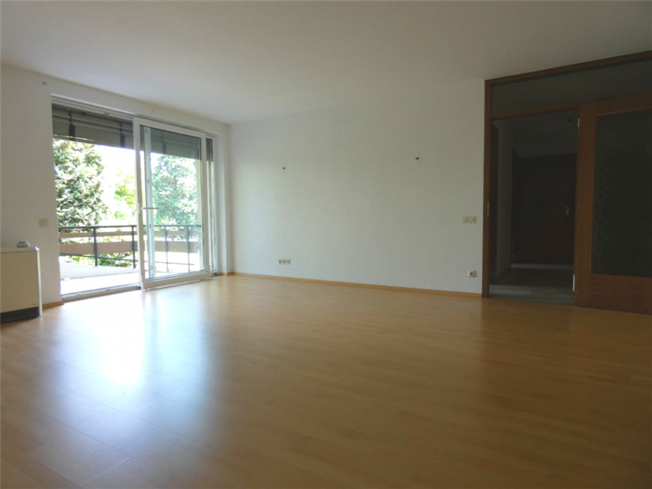gro�z�giges Wohn-/Esszimmer Terrassenwohnung Neustadt