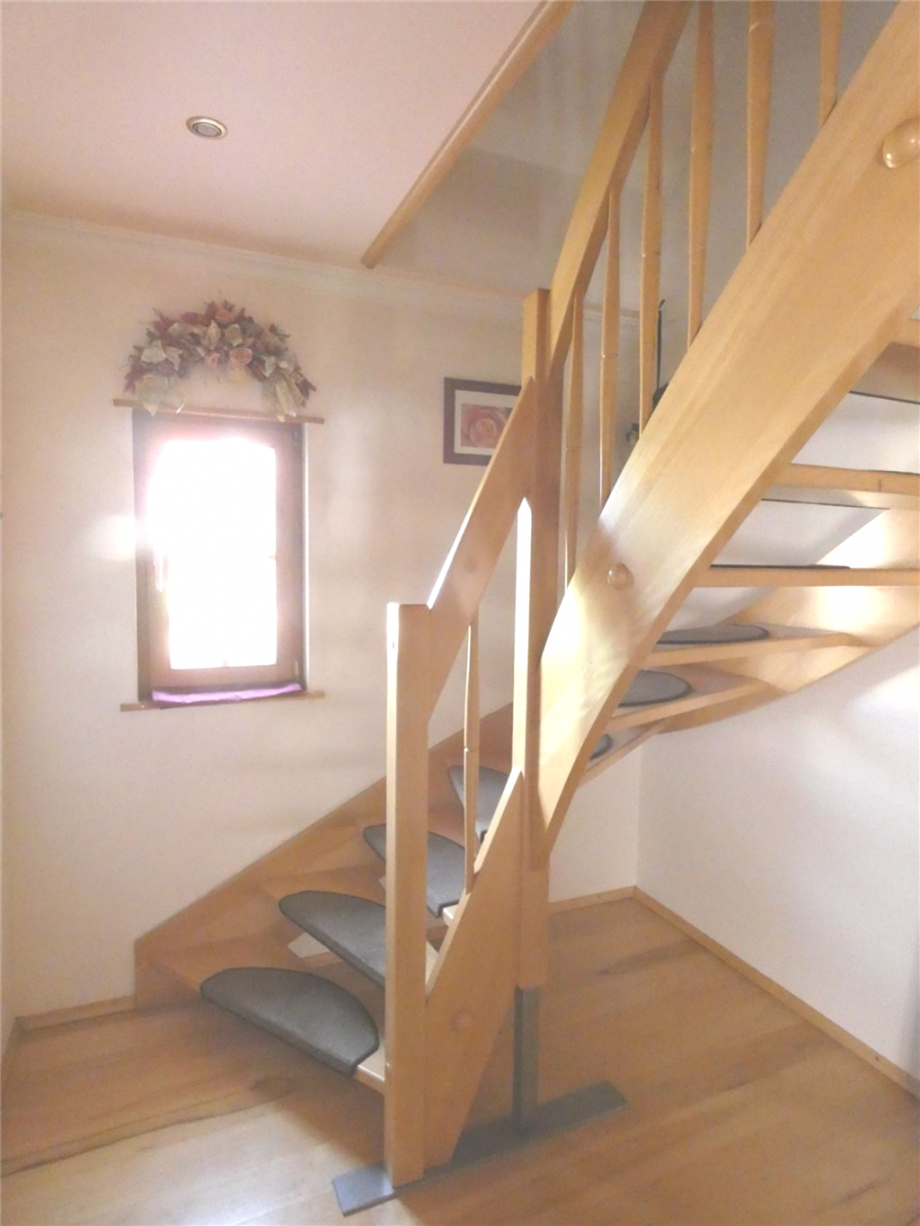 Diele mit massiver Holztreppe Reihenhaus Landau in der Pfalz