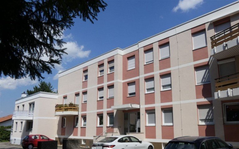 Stra�enansicht mit Au�enstellpl�tzen Neustadt Terrassenwohnung VERKAUFT - Grandiose Lage - 2-Zimmerwohnung im Weinort Haardt mit Stellplatz