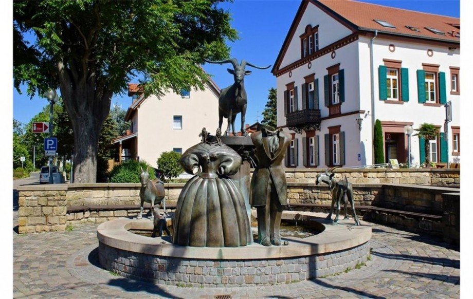 Gei�bockbrunnen am Stadtplatz Etagenwohnung Deidesheim