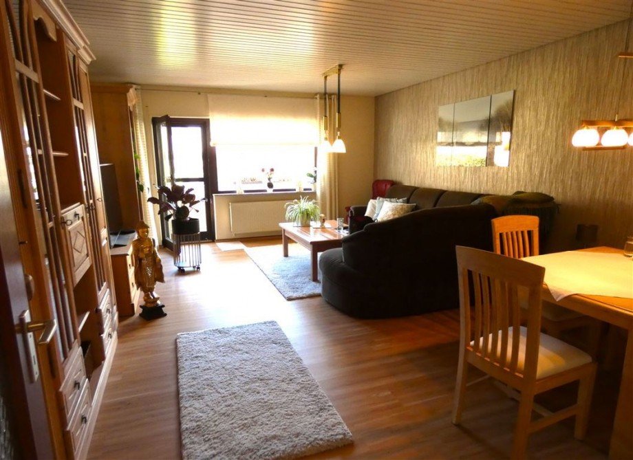 Wohn-, Essbereich mit Zugang zum Balkon Etagenwohnung Neustadt