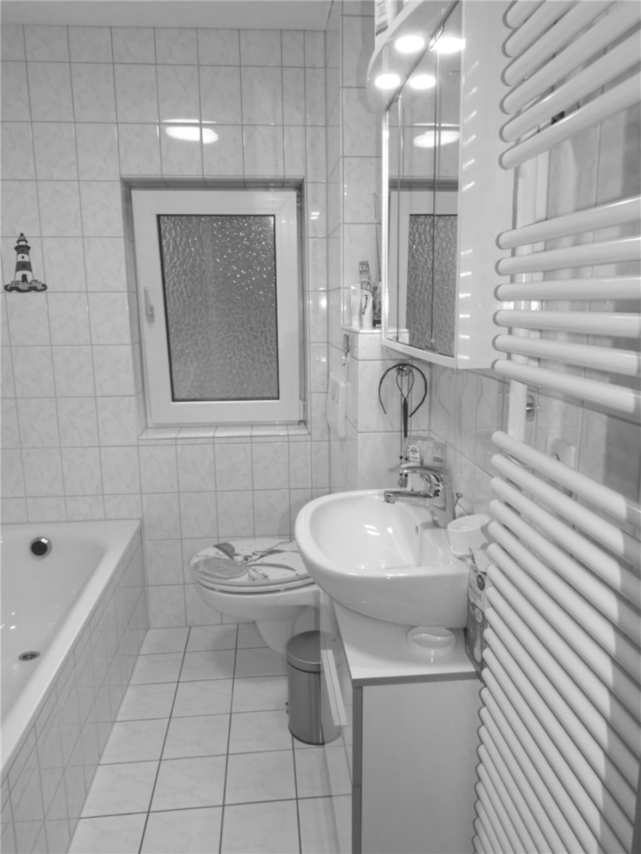 Wannenbadezimmer Doppelhaush�lfte Esthal