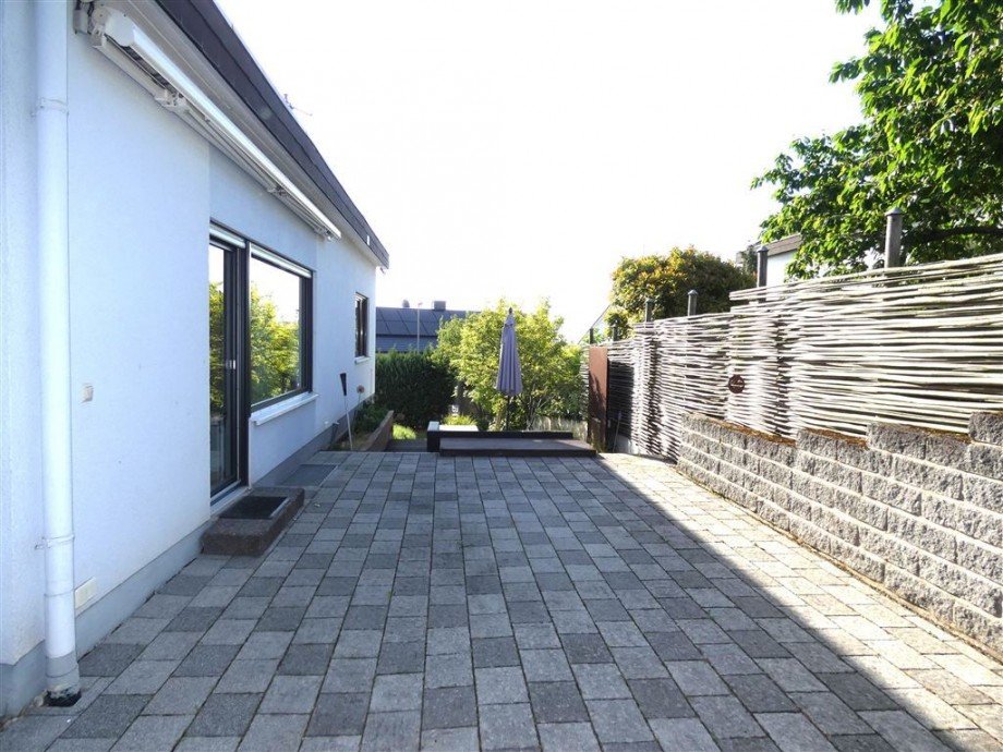 gro�fl�chige Terrasse Wasserlauf + Beleuchtung Einfamilienhaus Neustadt