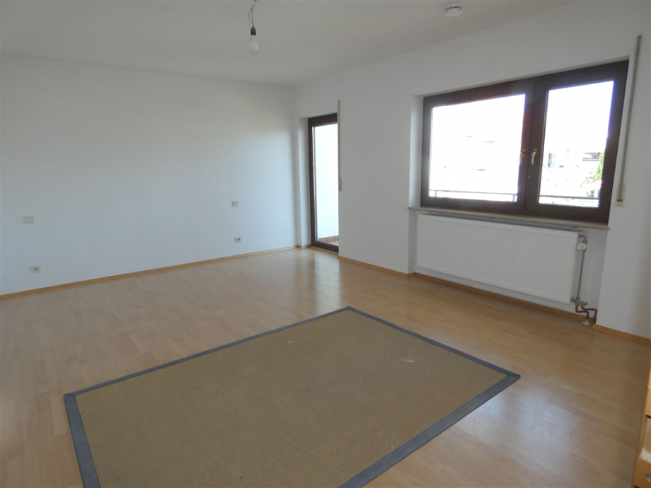 Wohnzimmer mit Balkonzugang Mehrfamilienhaus Deidesheim