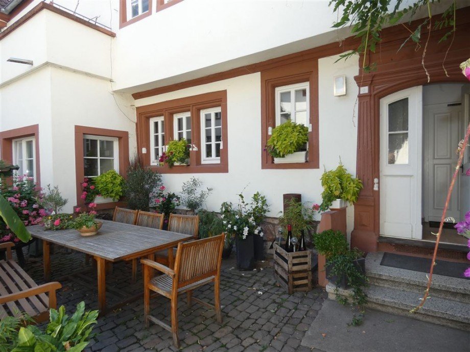 Atmosph�irscher Innenhof Renditeobjekt Maikammer