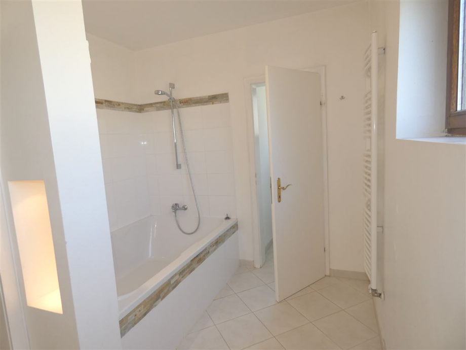 TG-Badezimmer mit Zugang zum sep. WC Einfamilienhaus Neustadt