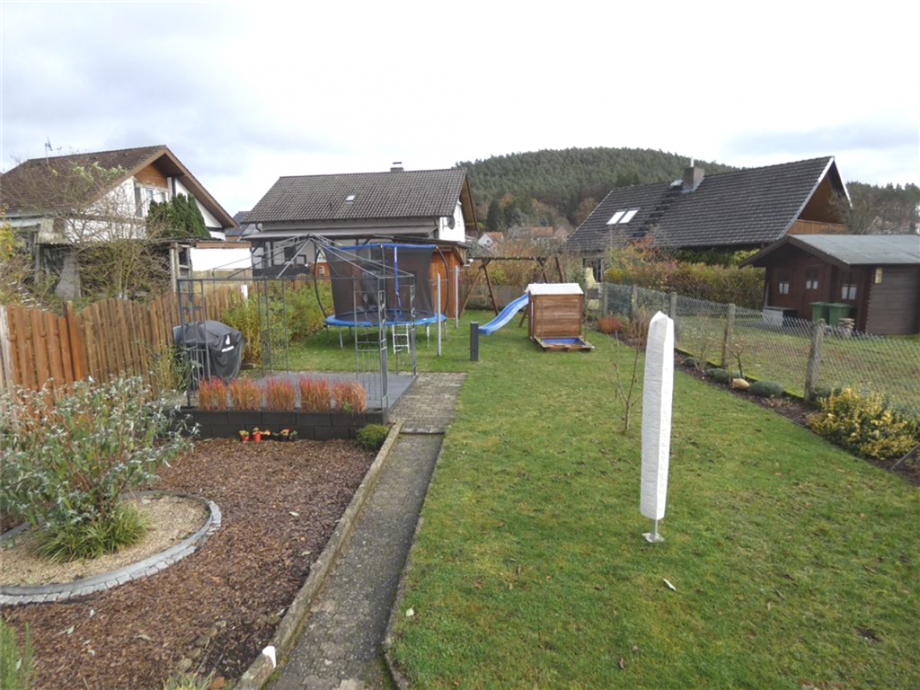 gepflegter Garten Doppelhaush�lfte Esthal