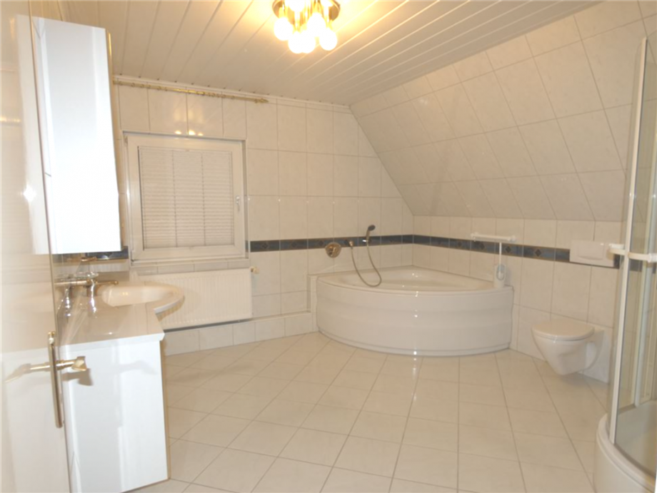Tageslicht-Wannen-/Duschbadezimmer Einfamilienhaus Neustadt