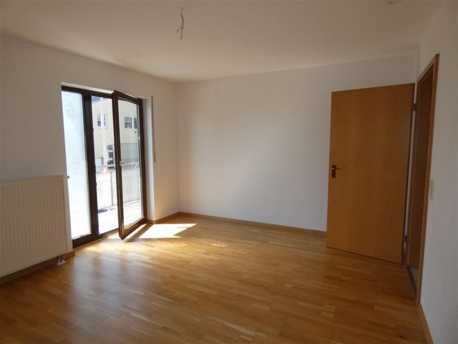 Schlafzimmer mit Zugang zum Balkon Etagenwohnung Gr�nstadt