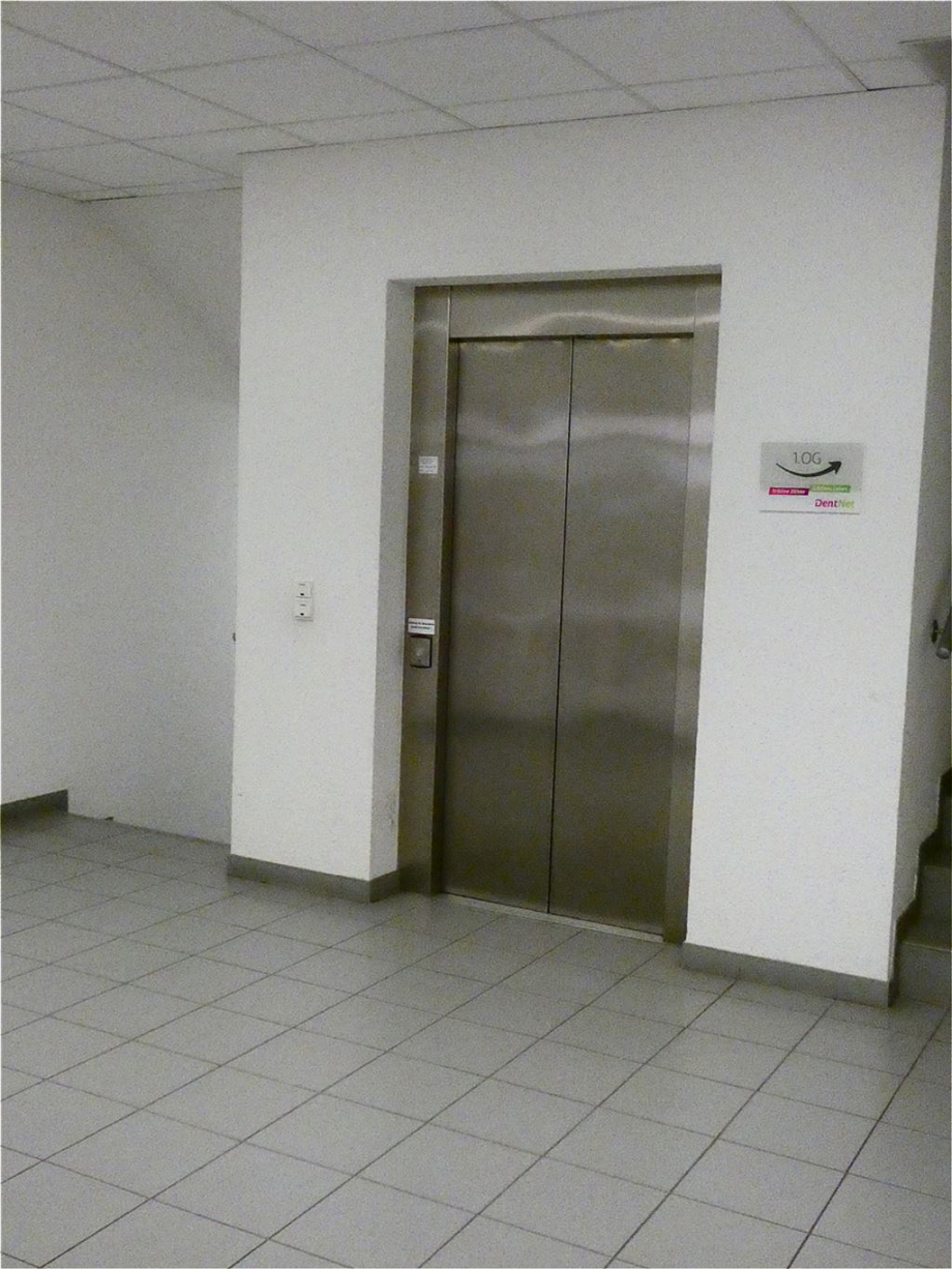 Aufzug zur Tiefgarage und Keller B�rohaus Bad D�rkheim