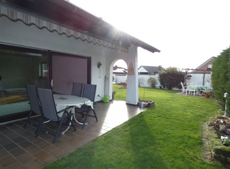 Terrase mit Abendsonne Neustadt Einfamilienhaus VERKAUFT-Bungalow mit Garage und gro�em Grundst�ck in 1A Lage