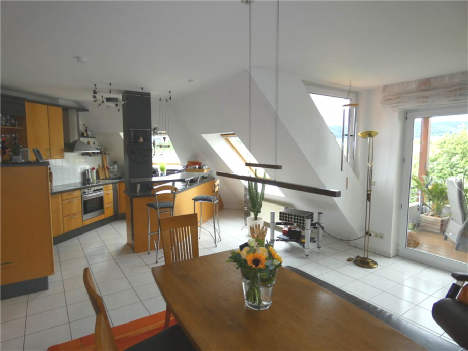 Wohn-Essbereich mit Zugang zum Balkon Wohnung Niederkirchen b Deidesheim