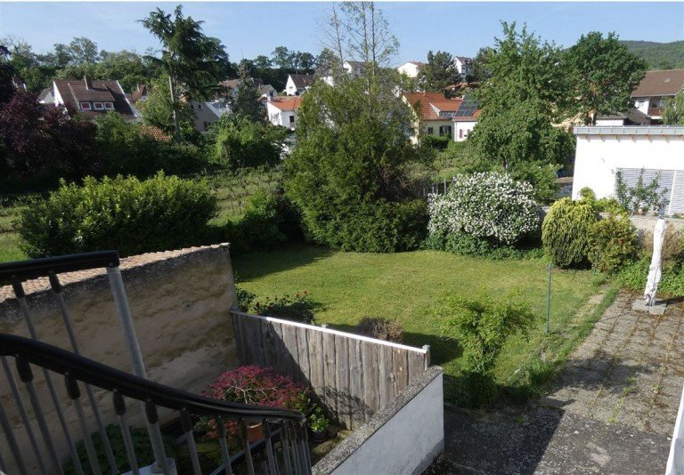 Blick s�dwestlich von der Terrasse Deidesheim Einfamilienhaus VERKAUFT - Wohnen mit gro�z�gigen Grundst�ck im Herzen von Deidesheim