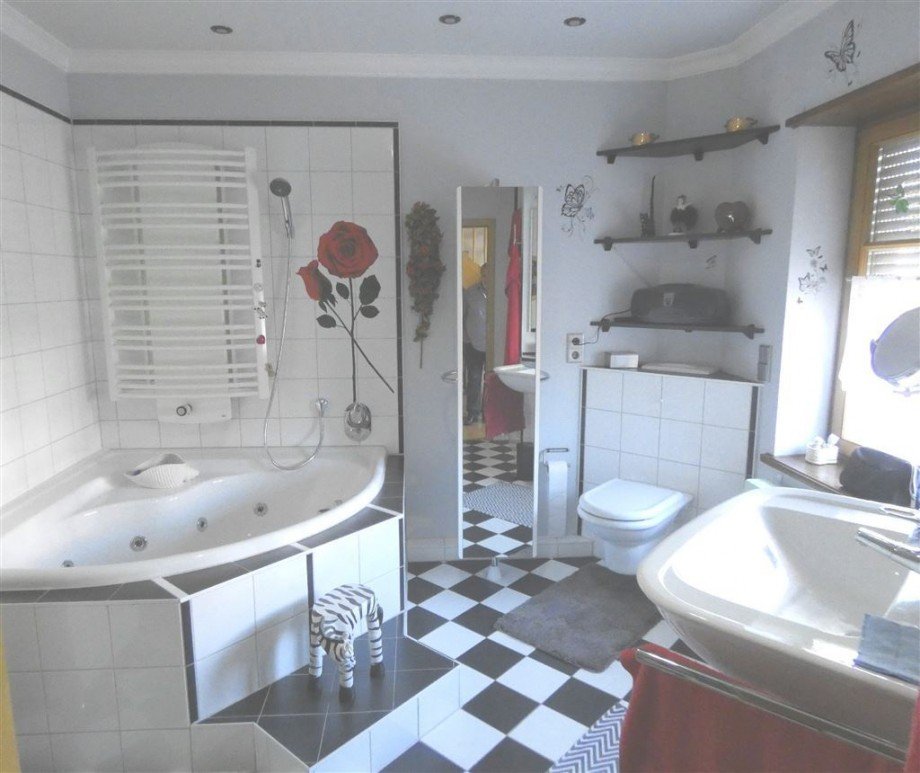 Badzimmer mit Whirlpool Reihenhaus Landau in der Pfalz