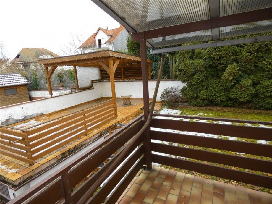 �berdachte Terrasse-Balkon OG Doppelhaush�lfte Esthal