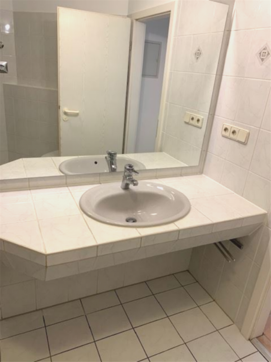 gro�es Spiegelelement Badezimmer Etagenwohnung Frankfurt