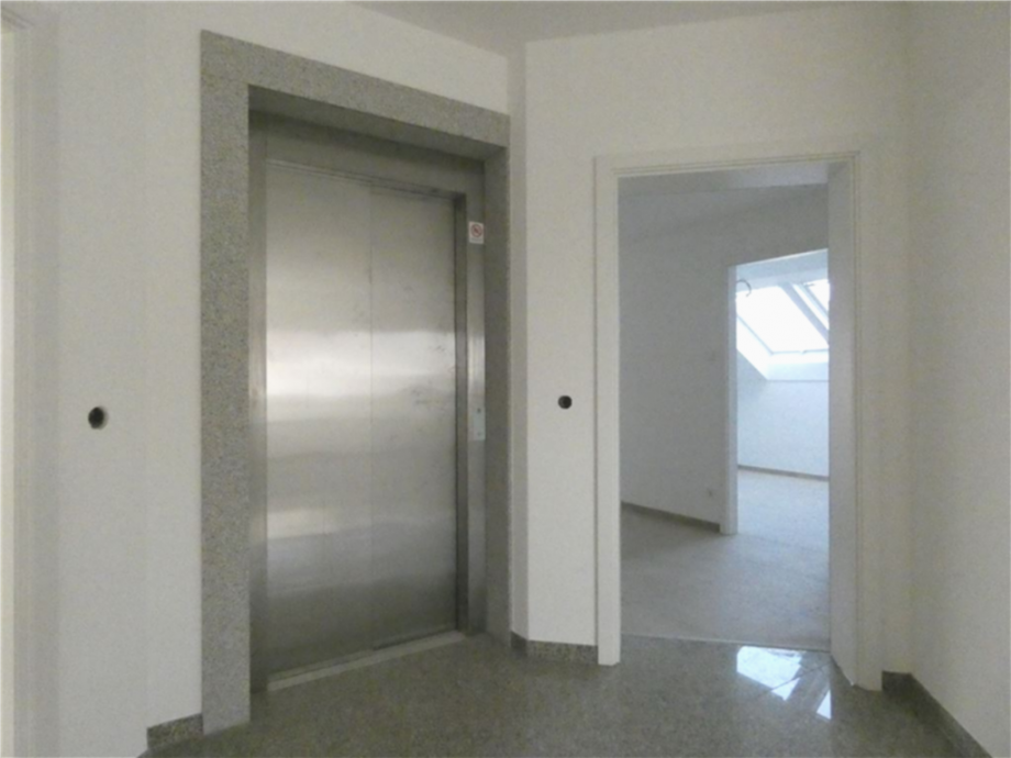 Granittreppenhaus mit Aufzug barrierefreier Zugang Etagenwohnung Ha�loch , Pfalz